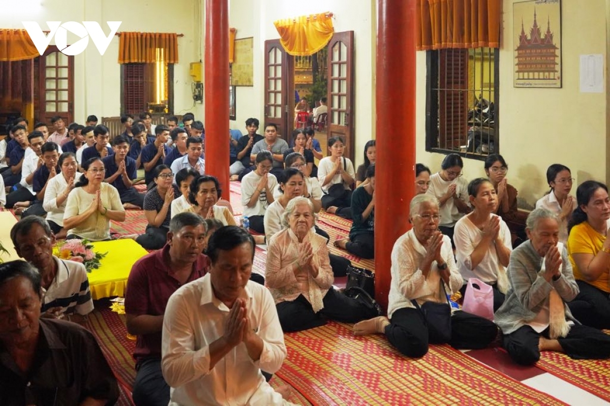 Tụng kinh hồi hướng phước báu cho tổ tiên, ông bà, những người đã khuất.
Ảnh: Ngọc Tươi/ VOV ĐBSCL