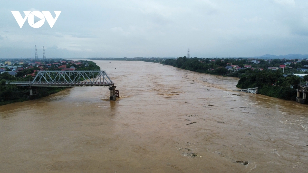 Phó Thủ tướng Chính phủ Hồ Đức Phớc cùng lãnh đạo các Bộ Quốc phòng, Công an, Giao thông vận tải, Ủy ban quốc gia ứng phó sự cố, thiên tai và tìm kiếm cứu nạn đã đến ngay hiện trường để phối hợp với Bí thư và Chủ tịch Ủy ban nhân dân tỉnh Phú Thọ chỉ đạo kiểm tra, triển khai ngay công tác khắc phục sự cố sập nhịp cầu Phong Châu, tập trung công tác cứu hộ cứu nạn đối với những nạn nhân vụ sập cầu.