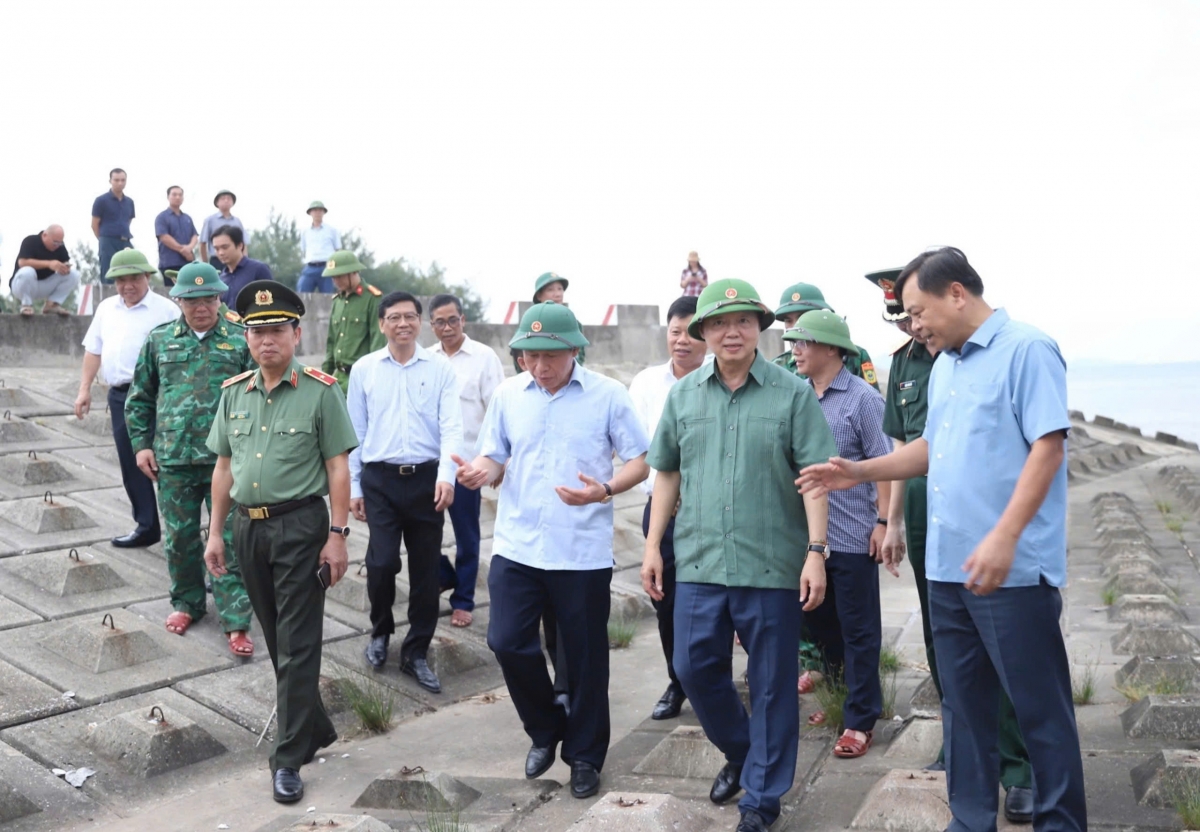 
Phó Thủ tướng Trần Hồng Hà dăr lăng tơ̆ bơnơ̆ găn đak dơsĭ Cát Hải (Hải Phòng)