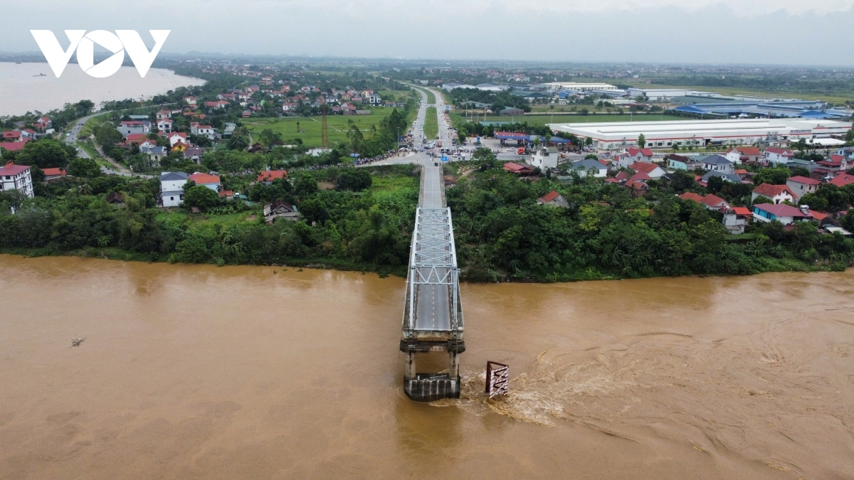 Đại diện ngành GTVT địa phương đánh giá bước đầu sập cầu do ảnh hưởng của mưa lũ. Các lực lượng chức năng đã tổ chức phân luồng giao thông 