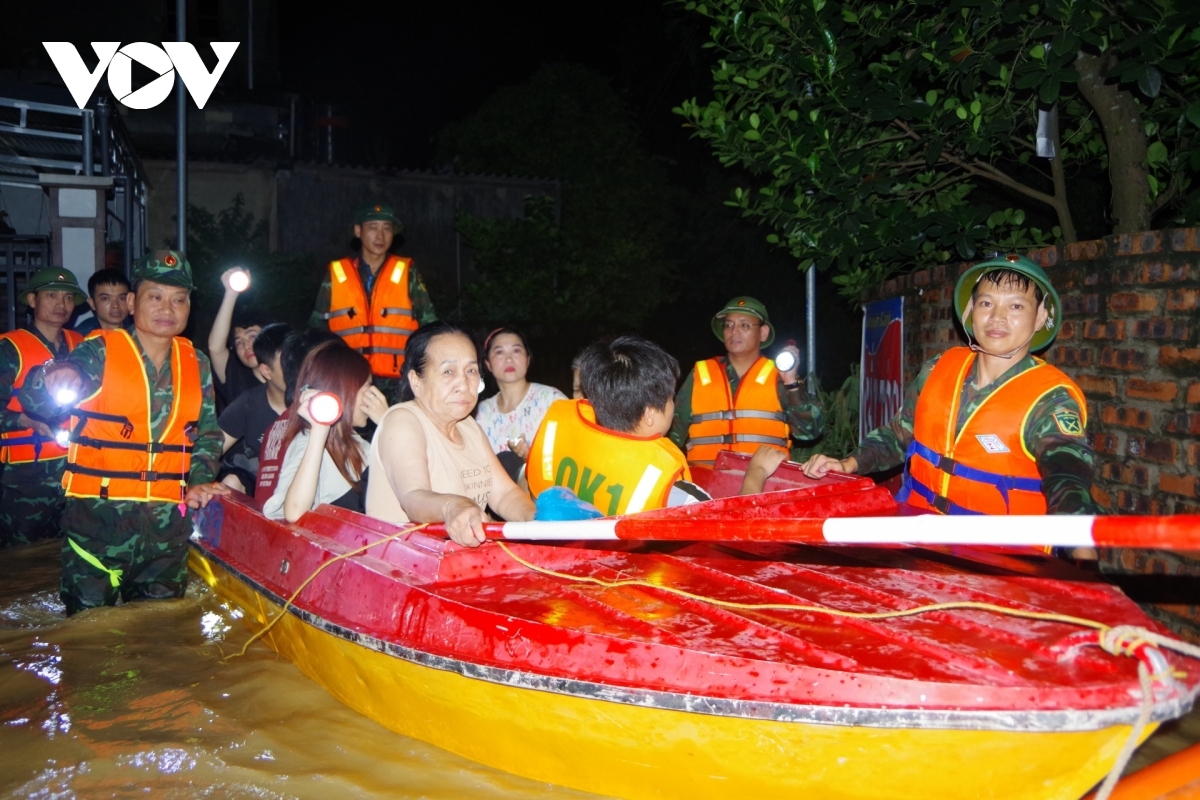 Lực lượng vũ trang đưa nhân dân tổ dân phố Đồng Tâm
(phường Đồng Bẩm, TP. Thái Nguyên) đến nơi an toàn