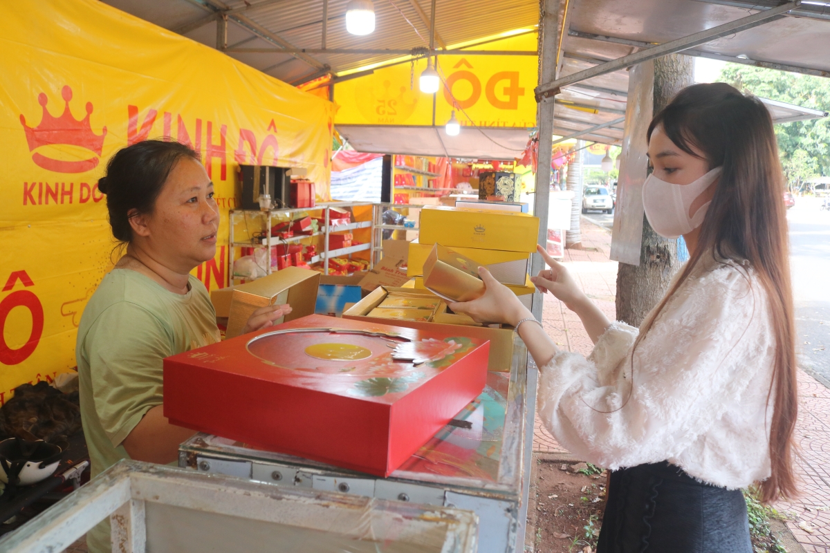 
Pơmai Phùng Thị Thúy Hạnh tŏk bŏk chă hơlen hơnăn ƀanh trung thu