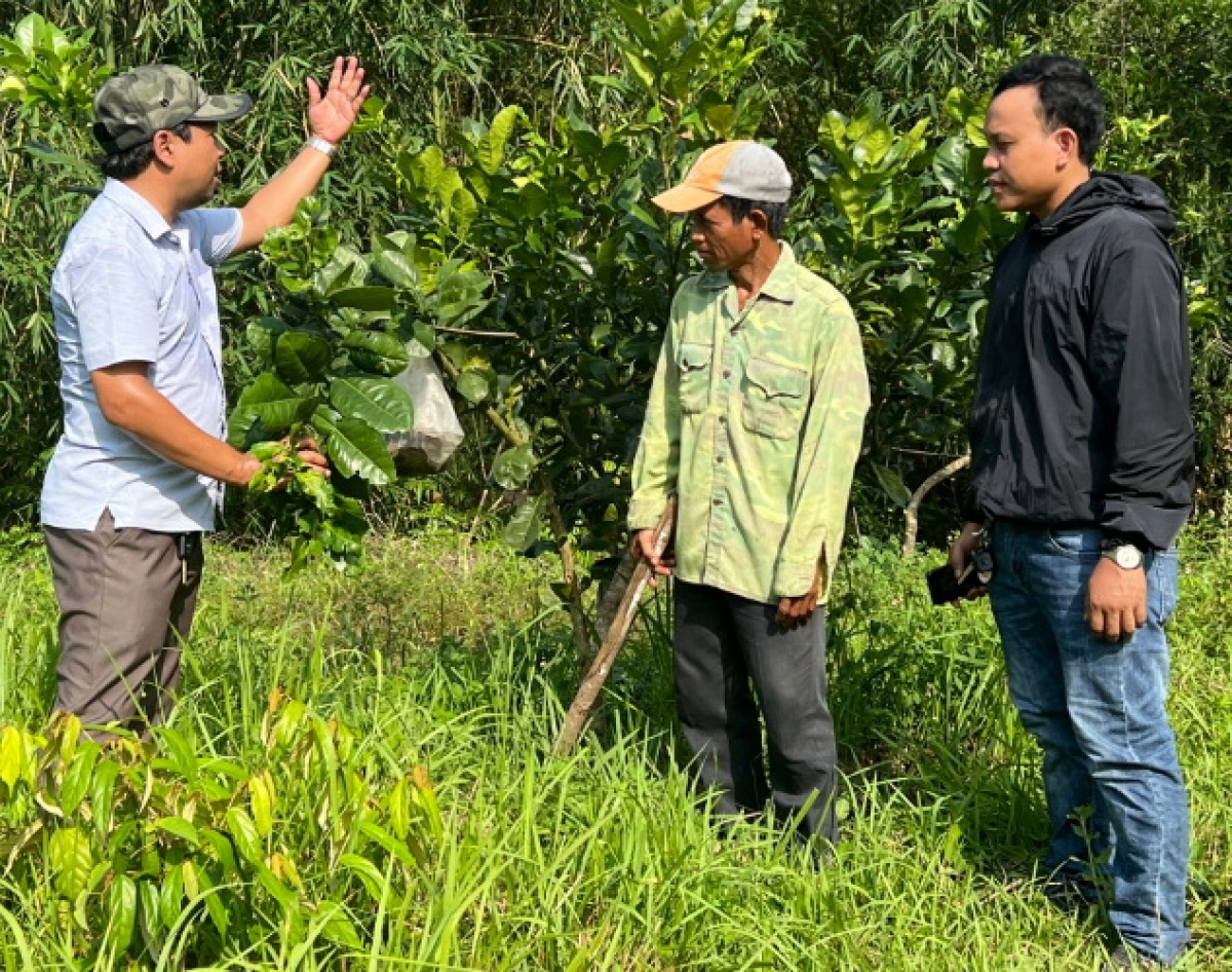 Cán bộ huyện Nam Giang hướng dẫn bà con về kỹ thuật phát triển sản xuất