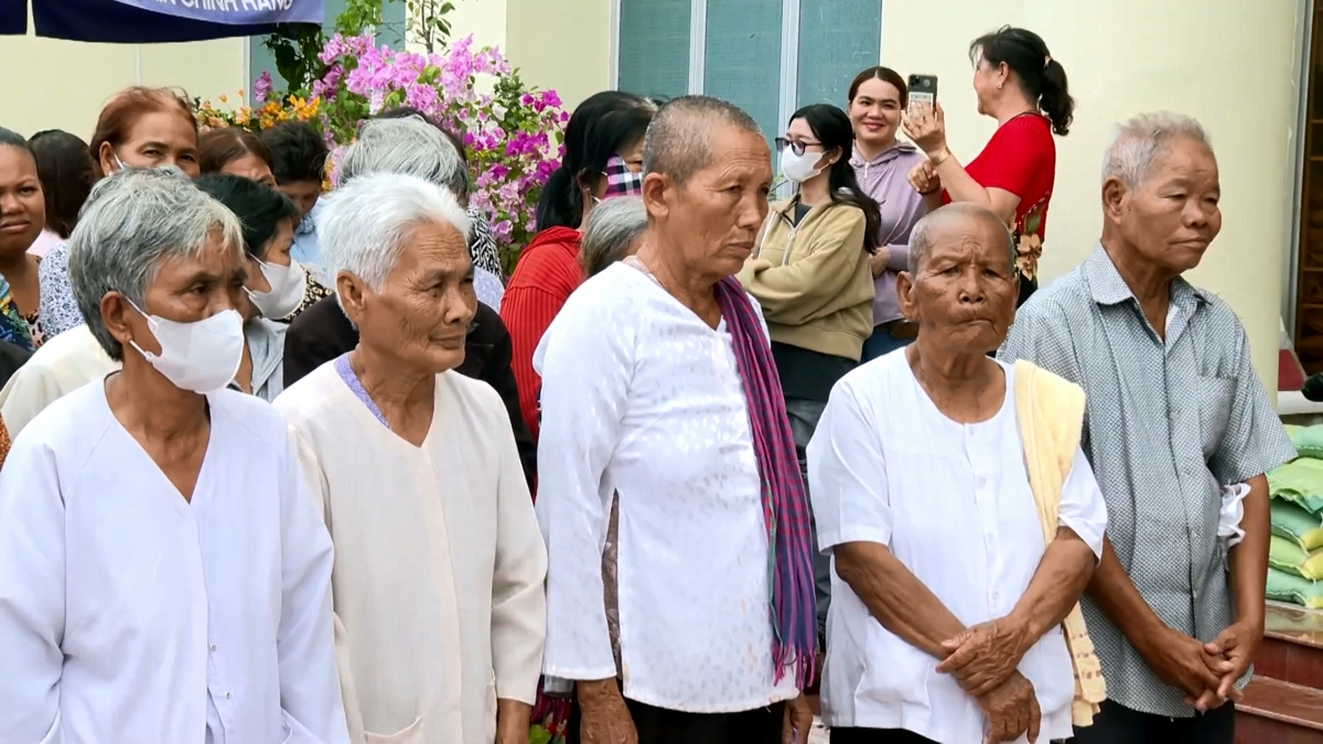 Bà con hộ nghèo đến nhận quà Sên ĐônTa.
Ảnh: Thạch Trà Vinh/VOV ĐBSCL