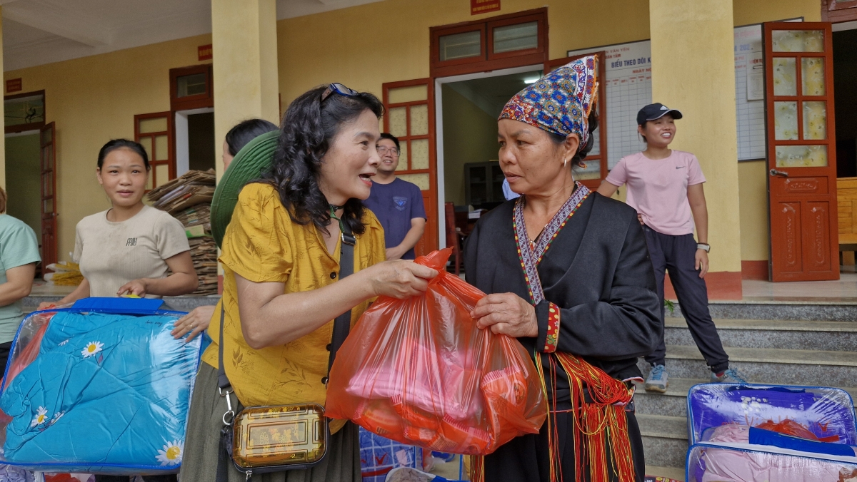 Bà Phạm Thị Yến, Hiệu trưởng Trường Tiểu học Jean Piaget trao quà cho bà con vùng lũ.
Ảnh:Thừa Xuân/VOV Tây Bắc