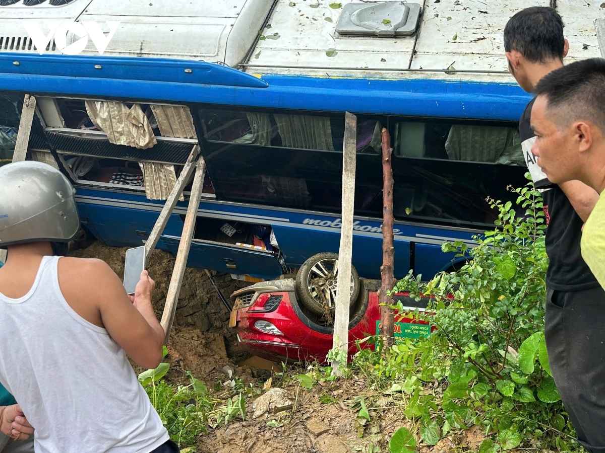 Đất đá vùi lấp 4 ngôi nhà, một xe khách giường nằm 40 chỗ, ít nhất hai xe con, một xe tải.
