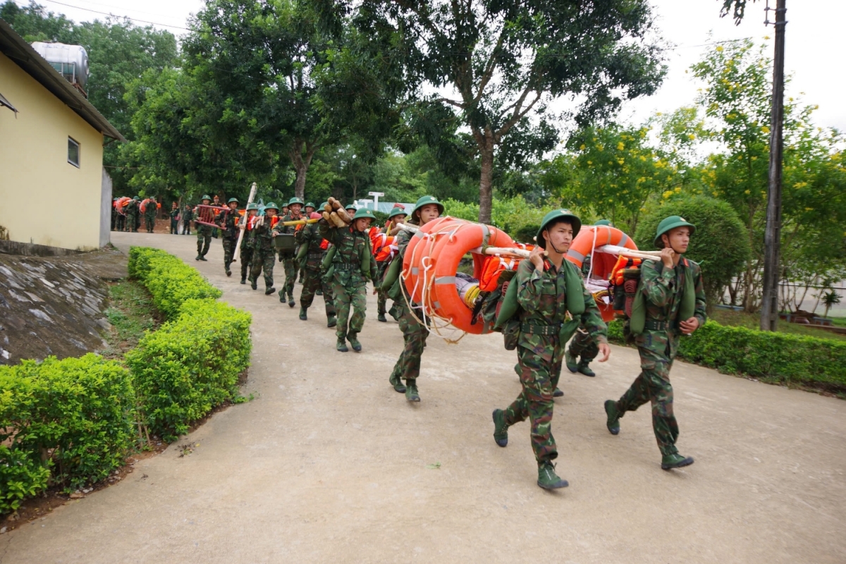 Bộ Chỉ huy Quân sự tỉnh Quảng Bình điều động lực lượng
hỗ trợ cứu hộ cứu nạn trong mưa bão