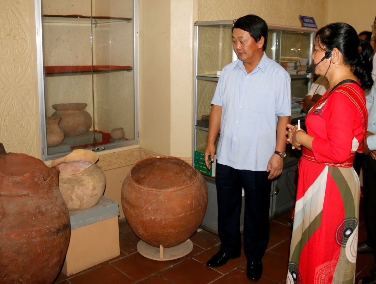 Bộ trưởng, Chủ nhiệm Ủy ban Dân tộc Hầu A Lềnh tham quan
Trung tâm khu Trưng bày Văn hóa Chăm Bình Thuận tại huyện Bắc Bình.
Ảnh: Nguyễn Tiến/ Báo Sài Gòn giải phóng