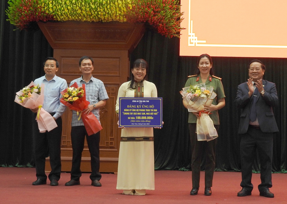 Các cơ quan, đơn vị, doanh nghiệp đăng ký ủng hộ tổng số tiền hơn 3 tỷ đồng.
Ảnh: Nguyễn Khoa Điềm/VOV Tây Nguyên