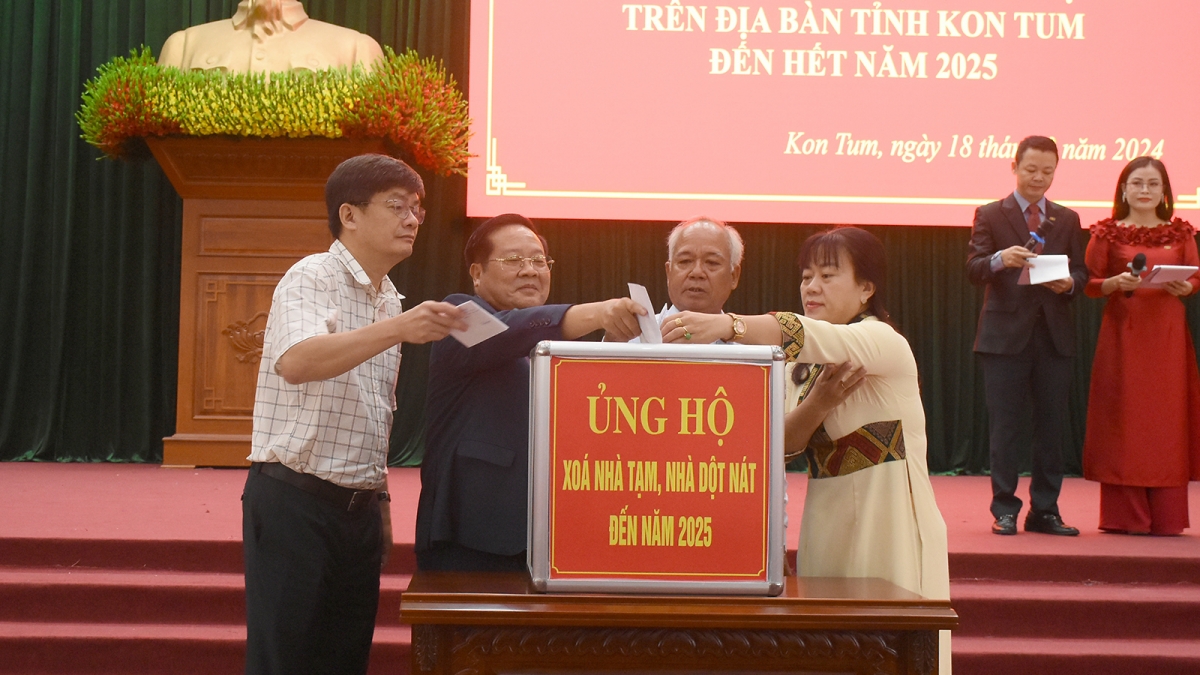 Các tập thể, cá nhân hảo tâm đã trực tiếp ủng hộ hơn 500 triệu đồng
chung tay xóa nhà tạm, nhà dột nát ở Kon Tum.
Ảnh: Nguyễn Khoa Điềm/VOV Tây Nguyên