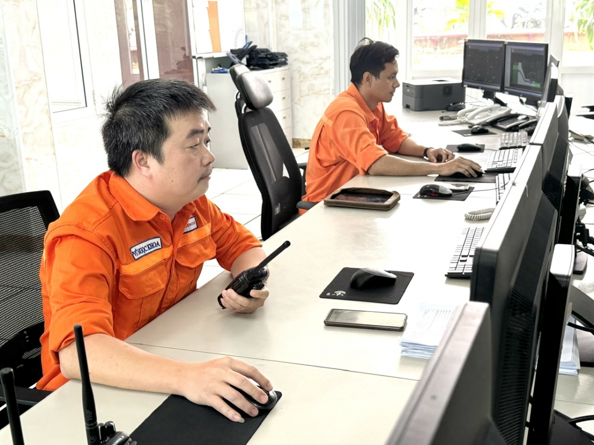 Nhân viên Công ty Thuỷ điện Buôn Kuốp trực 24/24.
Ảnh: Tuấn Long/VOV Tây Nguyên
