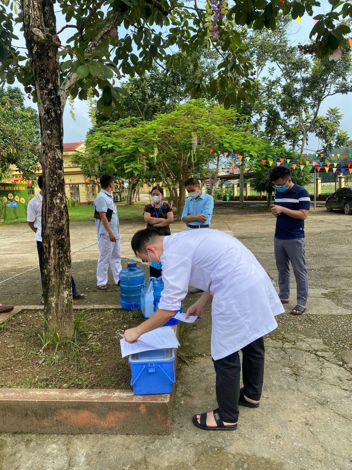 Cơ quan y tế tiến hành lấy mẫu và kiểm tra khu vực phát sinh bệnh tại xã Nông Thượng, thành phố Bắc Kạn