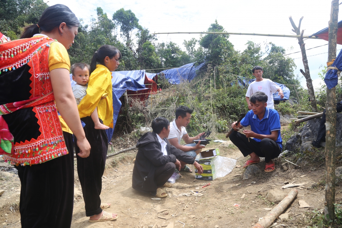 Không có điện lưới, người dân tự trang bị đèn năng lượng mặt trời.
Ảnh: Công Luận/VOV Đông Bắc