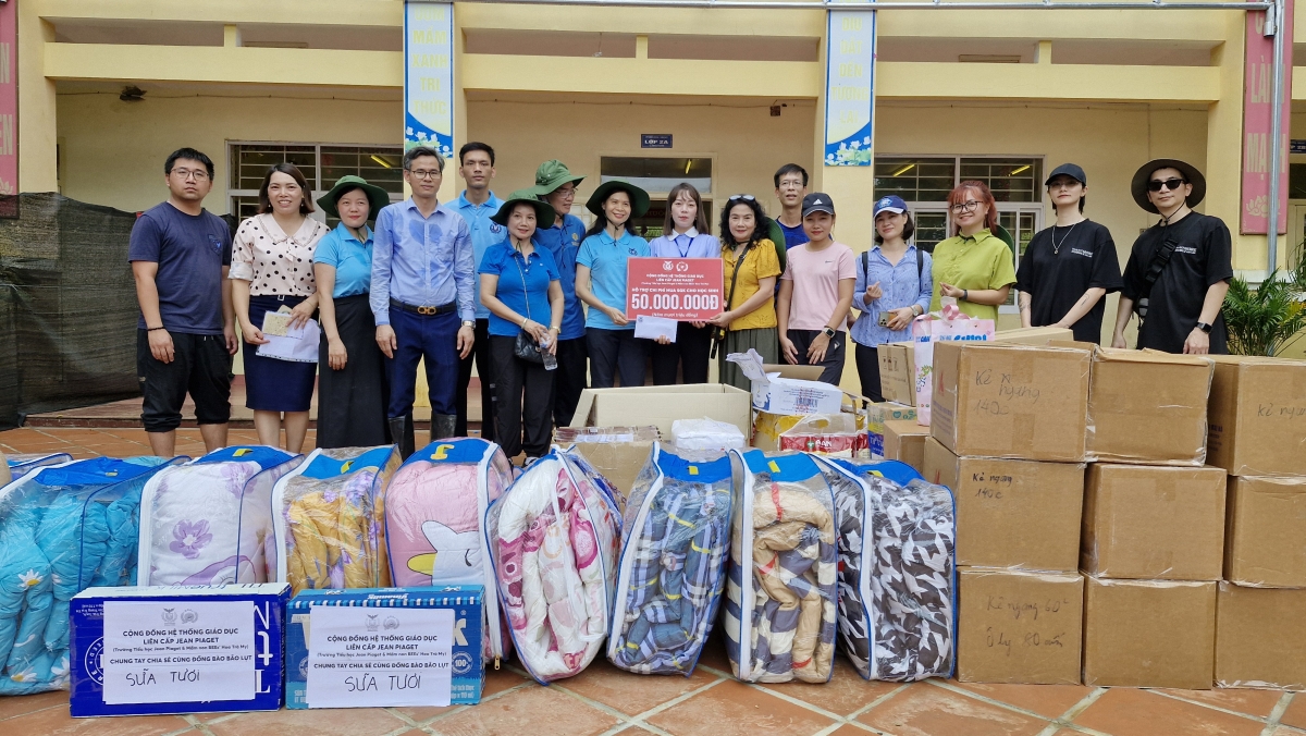 Đoàn trao quà bằng hiện vật và tiền mặt cho nhà trường khắc phục hậu quả mưa lũ.
 Ảnh:Thừa Xuân/VOV Tây Bắc