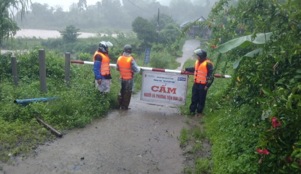 Canh gác tại các khu vực đập tràn bị ngập không cho người, phương tiện qua lại.
Ảnh: Đình Thiệu- Lê Hiếu/VOV Miền Trung