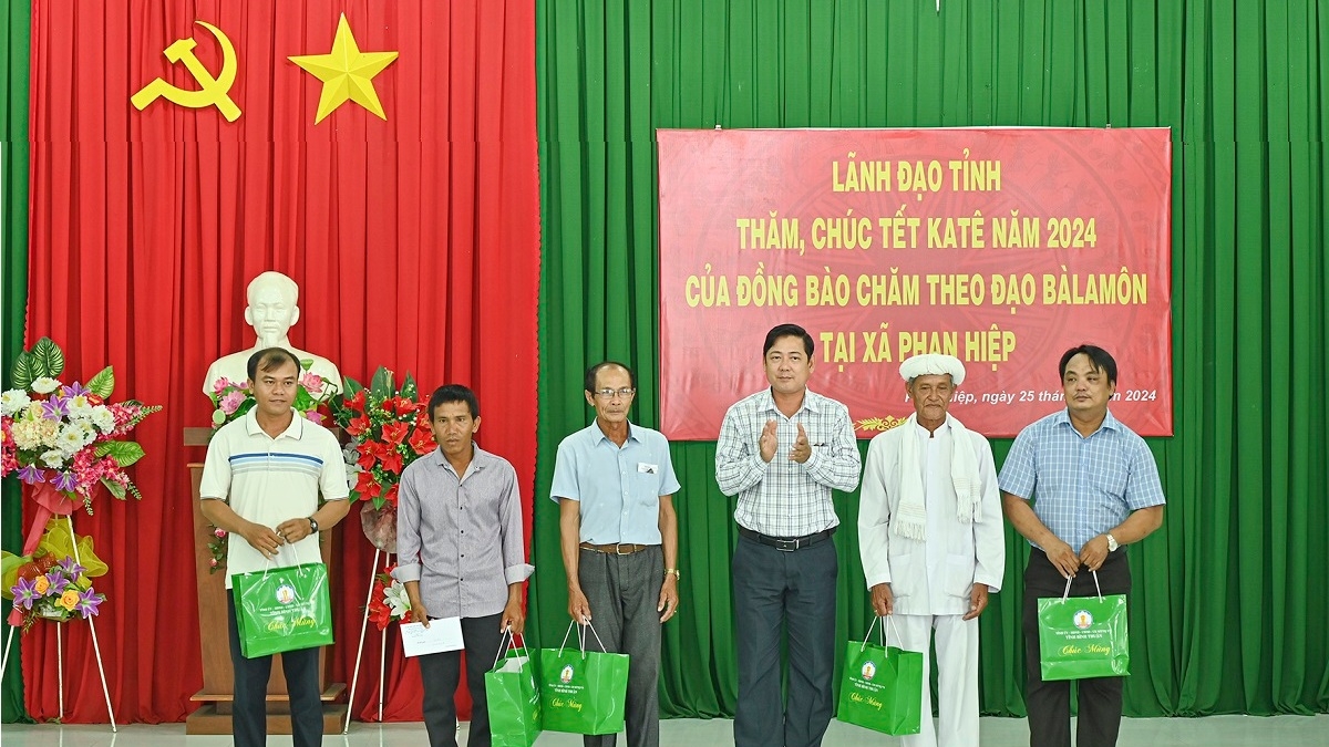 Lãnh đạo tỉnh Bình Thuận thăm, chúc mừng Lễ hội Katê tại xã Phan Hiệp.
Ảnh: Đoàn Sĩ