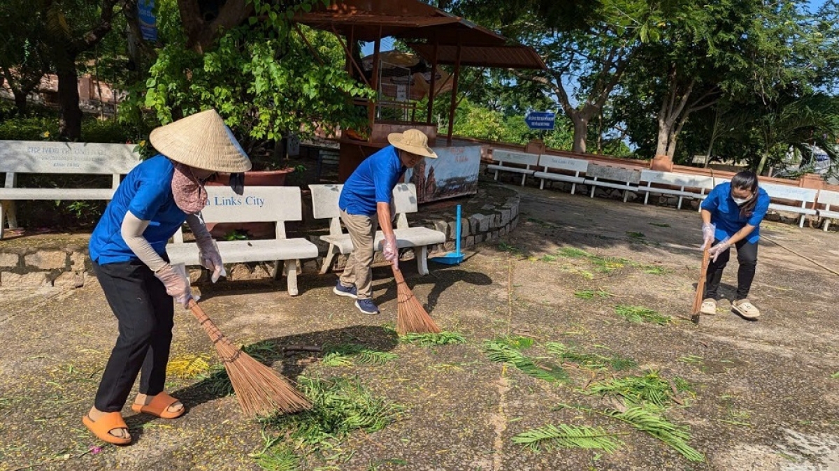 Lực lượng đoàn viên, thanh niên đang quét dọn tại khu vực sân lễ tháp Pô Sah Inư.
Ảnh: Đoàn Sĩ