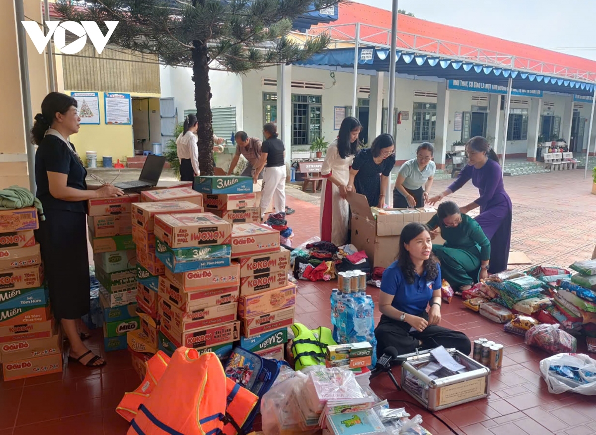 Giáo viên Trường Tiểu học Quang Trung, thành phố Kon Tum phân loại nhu yếu phẩm học sinh và phụ huynh gửi ủng hộ người dân vùng bão lũ phía Bắc