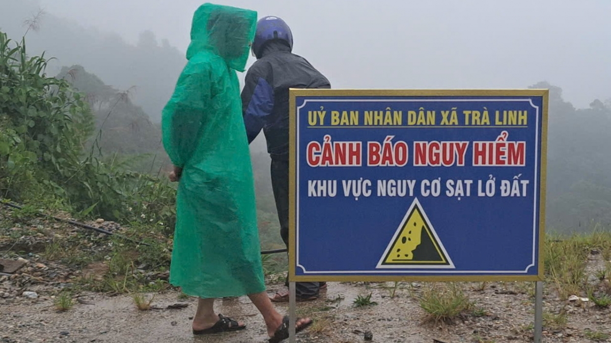 Huyện Nam Trà My tổ chức cắm biến cảnh báo những vị trí nguy cơ cao sạt lở.
Ảnh: Long Phi/VOV Miền Trung