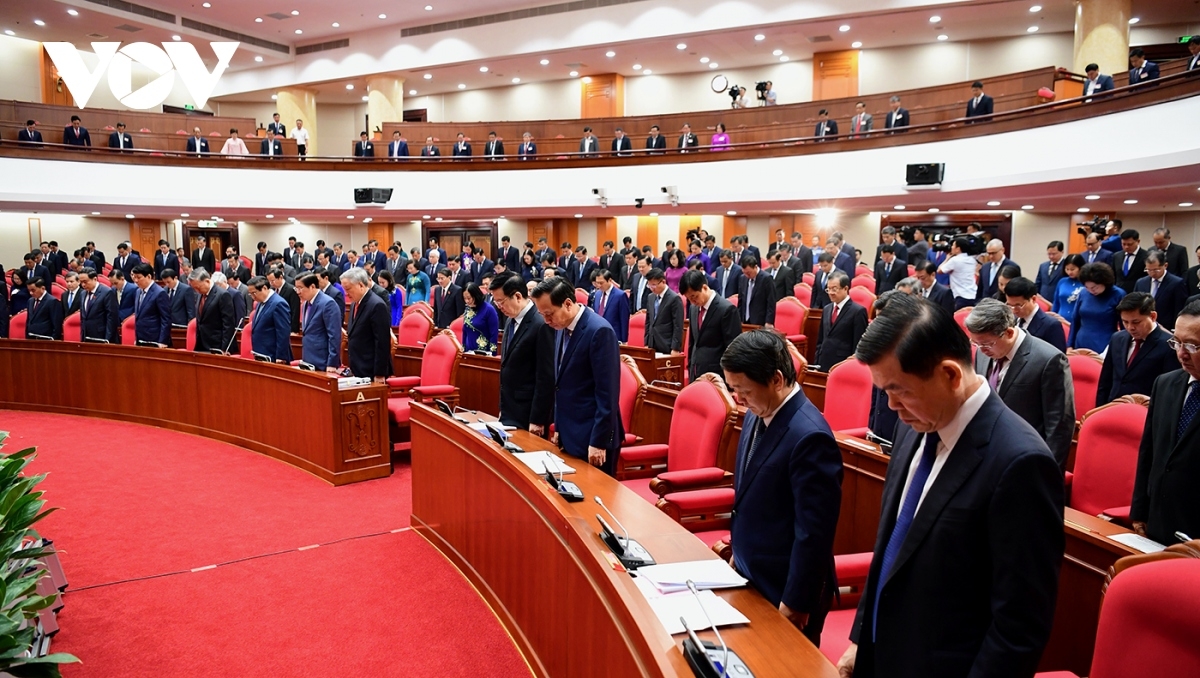 Lãnh đạo Đảng, Nhà nước và các đai biểu mặc niệm nạn nhân của bão lũ.