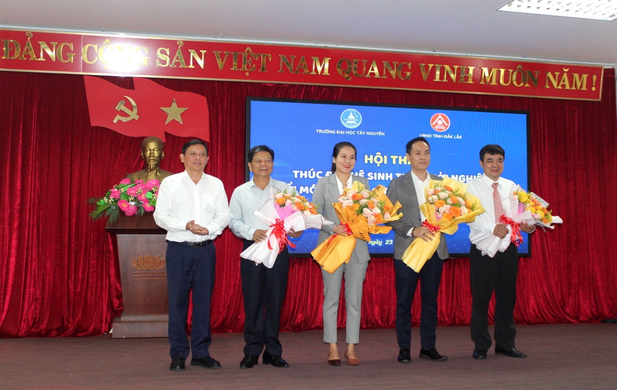 Lãnh đạo tỉnh tặng hoa cảm ơn các diễn giả tham gia trao đổi.
Ảnh: H Xíu/VOV Tây Nguyên