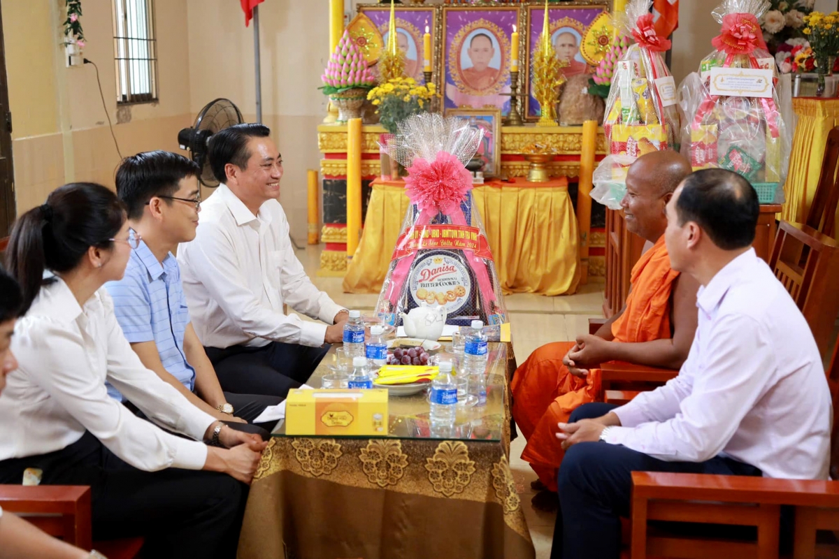 Lãnh đạo UBND tỉnh Trà Vinh thăm hỏi và tặng quà chùa Khmer tiêu biểu.
Ảnh: Thạch Trà Vinh/VOV ĐBSCL