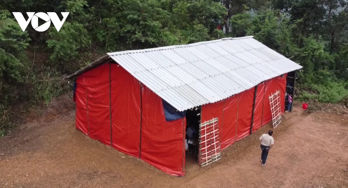 Lớp học “dã chiến” sẽ đảm bảo an toàn trước mắt cho thầy và trò khỏi nguy cơ thiên tai,
cũng như không để gián đoạn việc học của con trẻ.