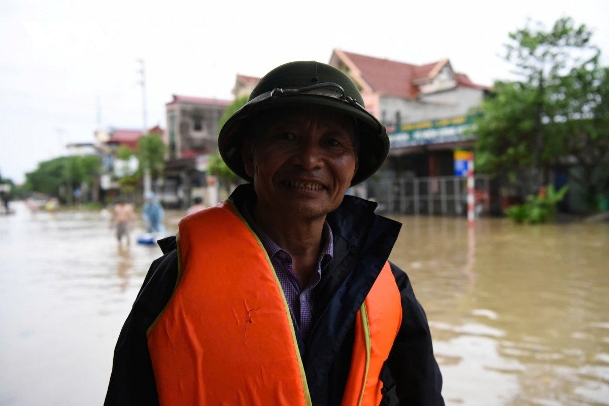 Ông Vũ Văn Danh (64 tuổi, TP Thái Nguyên), cán bộ công an về hưu bơi thuyền hỗ trợ người dân vùng lũ