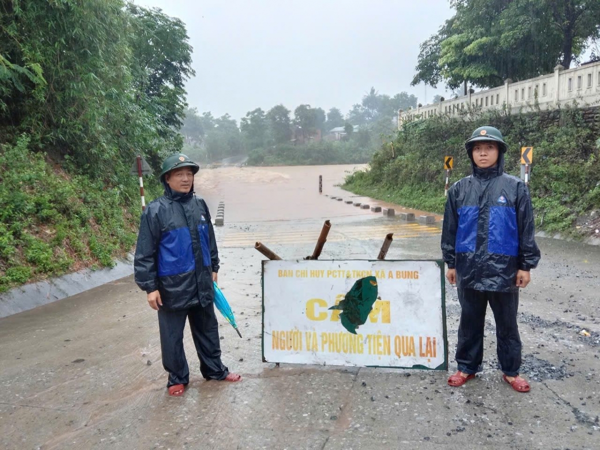 Lực lượng Biên phòng cửa khấu Quốc tế La Lay, xã Tà Rụt huyện,
Đakrông tỉnh Quảng Trị ứng trực tại các ngầm tràn.
Ảnh: Đình Thiệu- Lê Hiếu/VOV Miền Trung