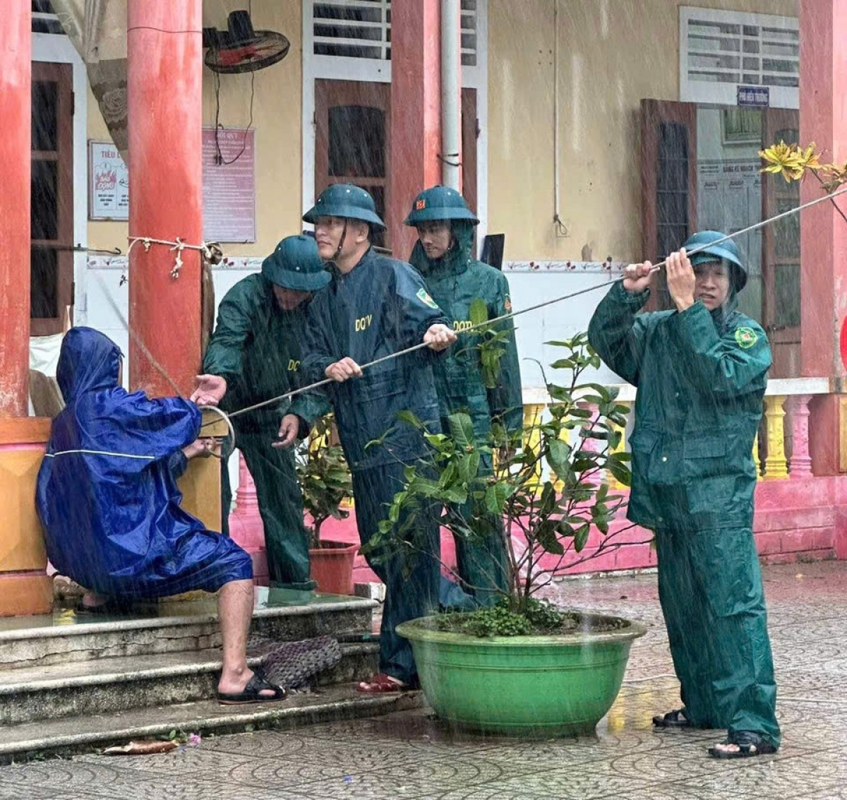 Lực lượng Bộ đội Biên phòng giúp dân ứng phó bão số 4.
Ảnh: Đình Thiệu- Lê Hiếu/VOV Miền Trung