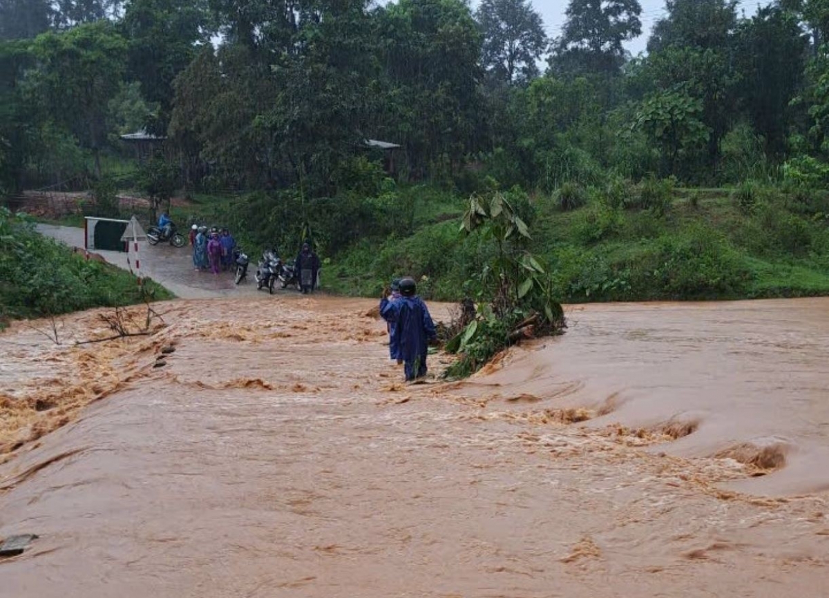 Mưa lớn khiến nước dâng cao ở một số ngầm tràn ở xã Ba Tầng, huyện Hướng Hoá,
khiến giao thông bị chia cắt.
Ảnh: Đình Thiệu- Lê Hiếu/VOV Miền Trung