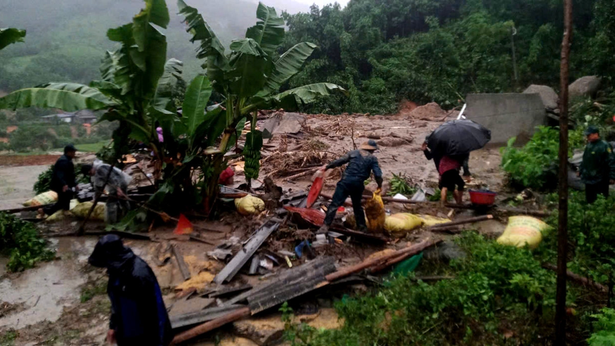 Mưa lũ gây sạt lở đất, sập đổ nhiều ngôi nhà ở Lào Cai.
 Ảnh: Báo Lào Cai