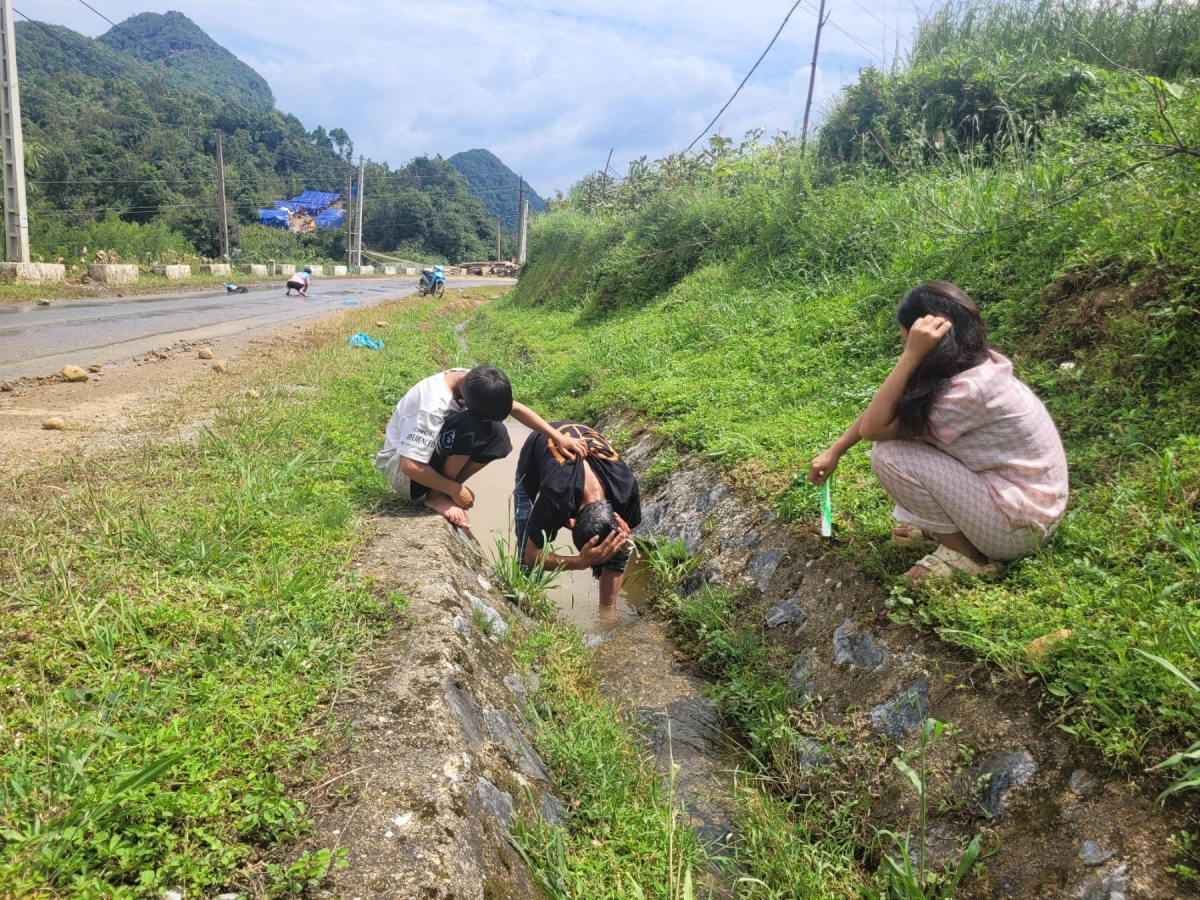 Người dân khu vực sơ tán xóm Lũng Luông, xã Vũ Nông, Nguyên Bình,
Cao Bằng tận dụng nước ở rãnh dọc ven đường...
Ảnh: Công Luận/VOV Đông Bắc.