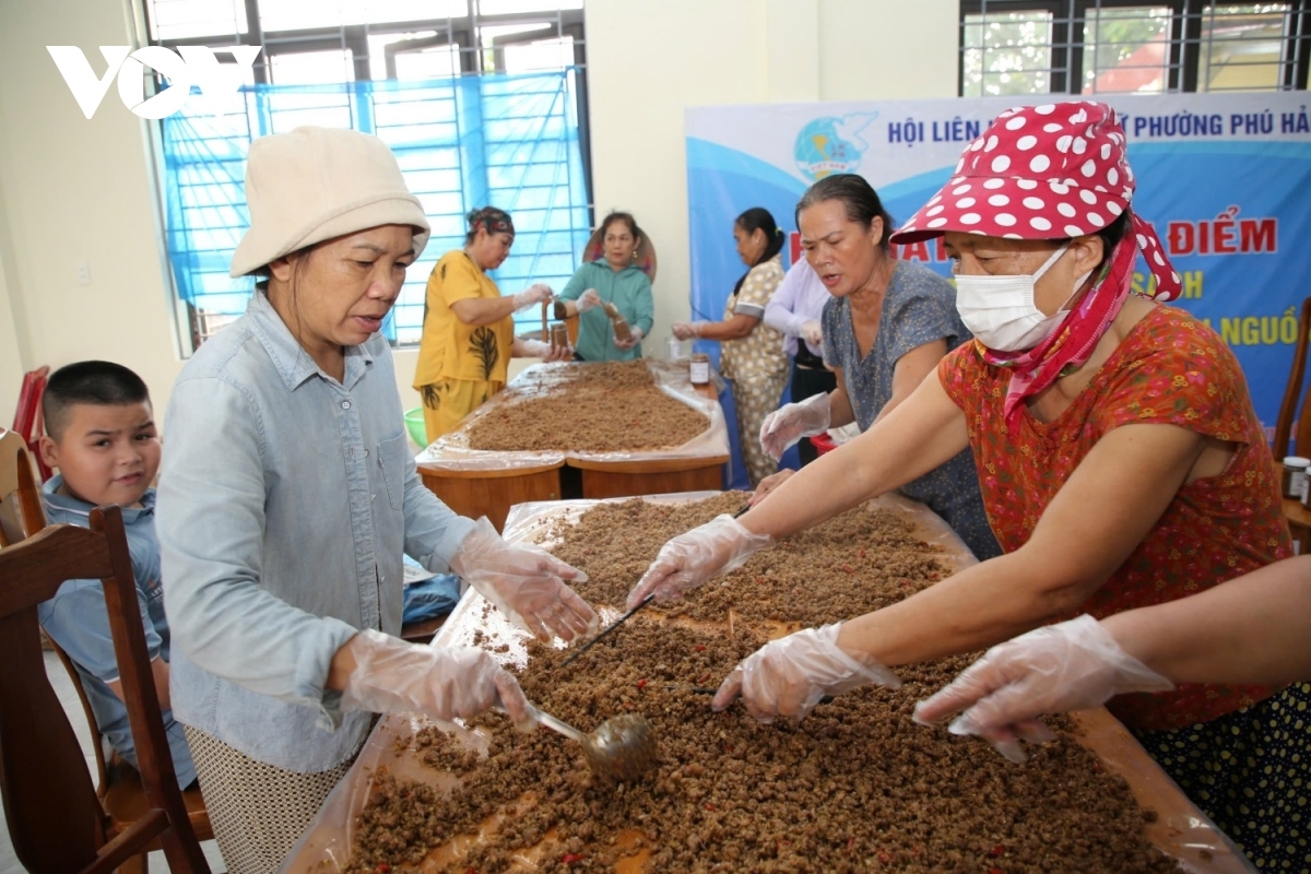 Người dân vùng rốn lũ Quảng Bình tự tay làm ruốc thịt hỗ trợ người dân vùng thiên tai miền Bắc. (Ảnh_ Thanh Hiếu_VOV miền Trung)