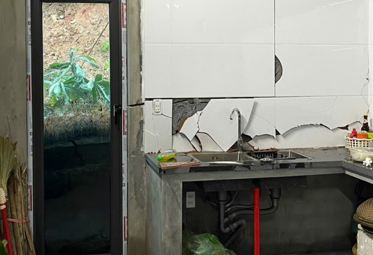 Phía trong ngôi nhà, một góc tường bị nứt vỡ.
Chính quyền đã cho sơ tán những người trong ngôi nhà này đến nơi an toàn.