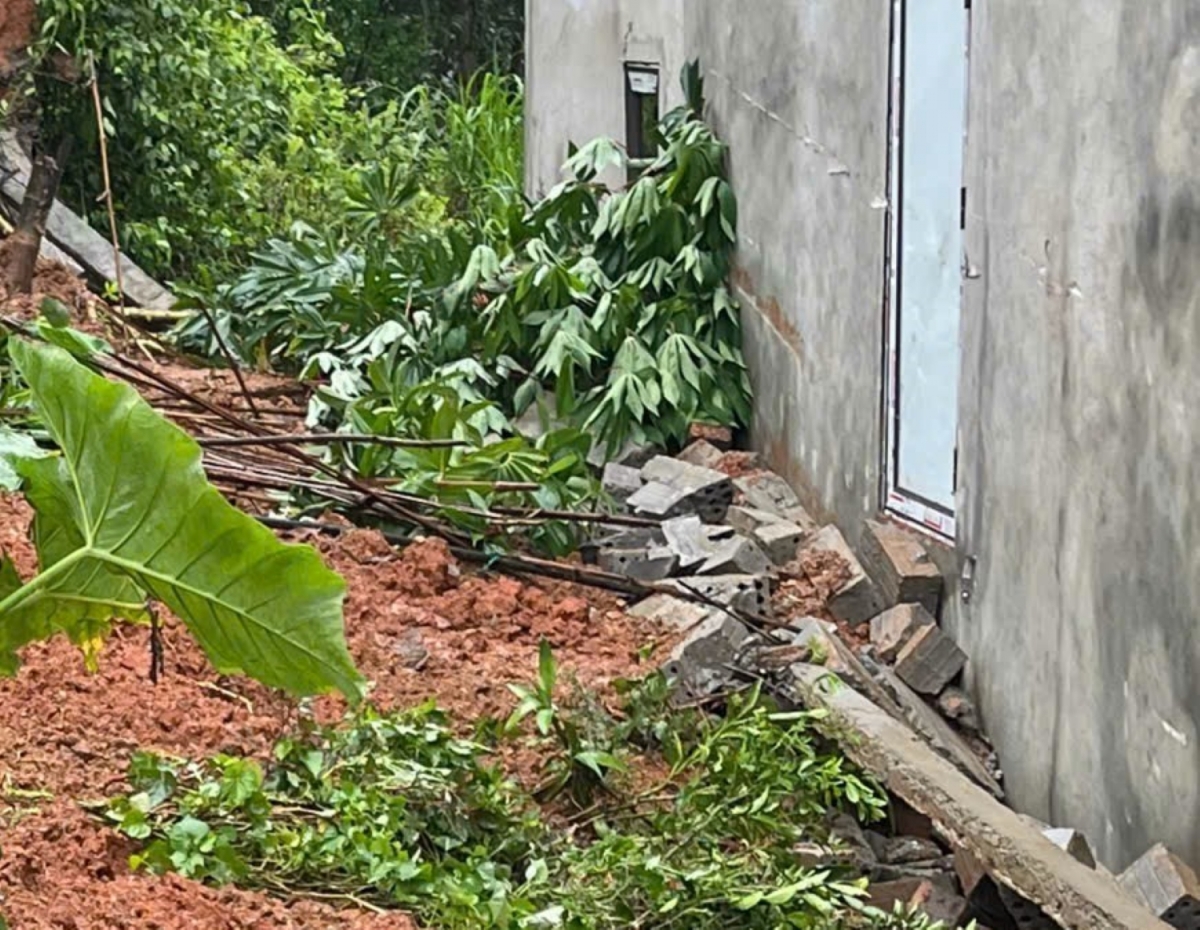 Trưa 19/9, xảy ra một vụ sạt lở đất, ảnh hưởng đến nhà dân tại xã Minh Hóa,
huyện Minh Hóa, tỉnh Quảng Bình.
