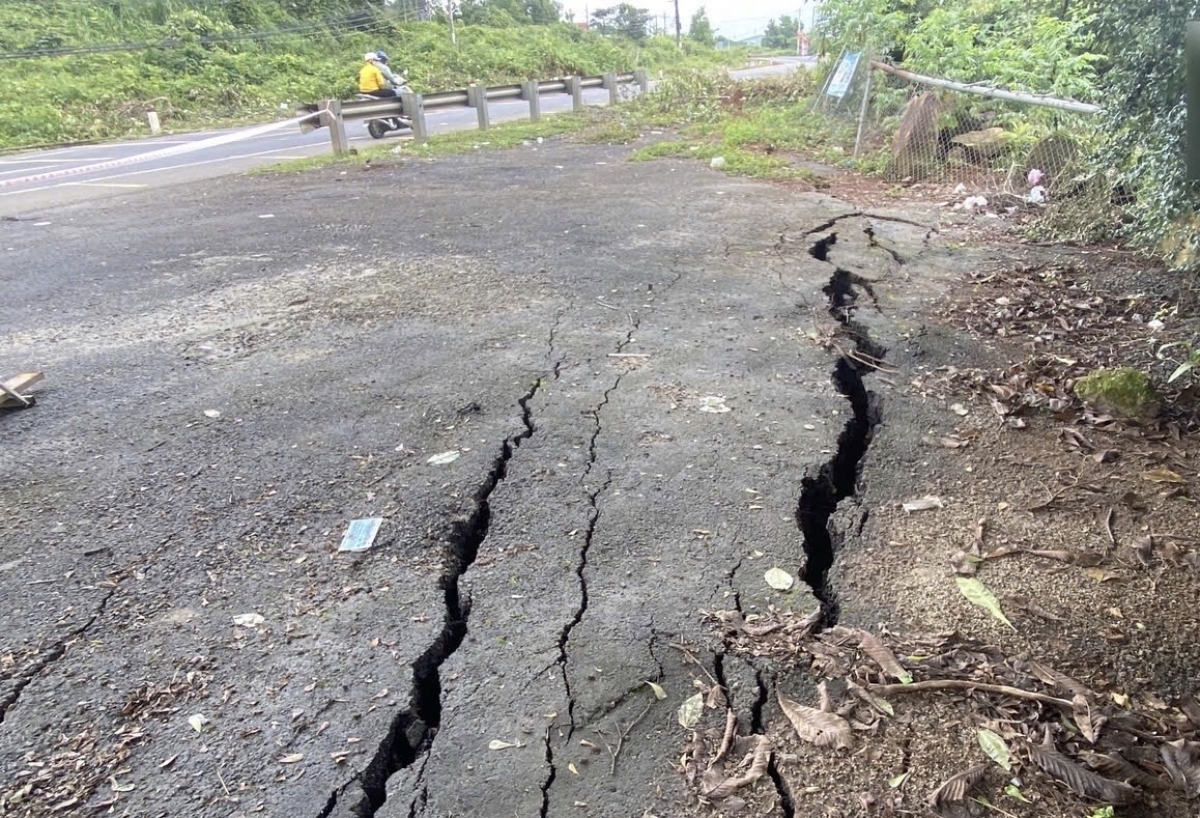 
2 anih tơhlŭm hơlih âu hơtaih băl hloh 200m, pơrăm truh tơdrong vih vơ̆t rok kiơ̆ jăl trong