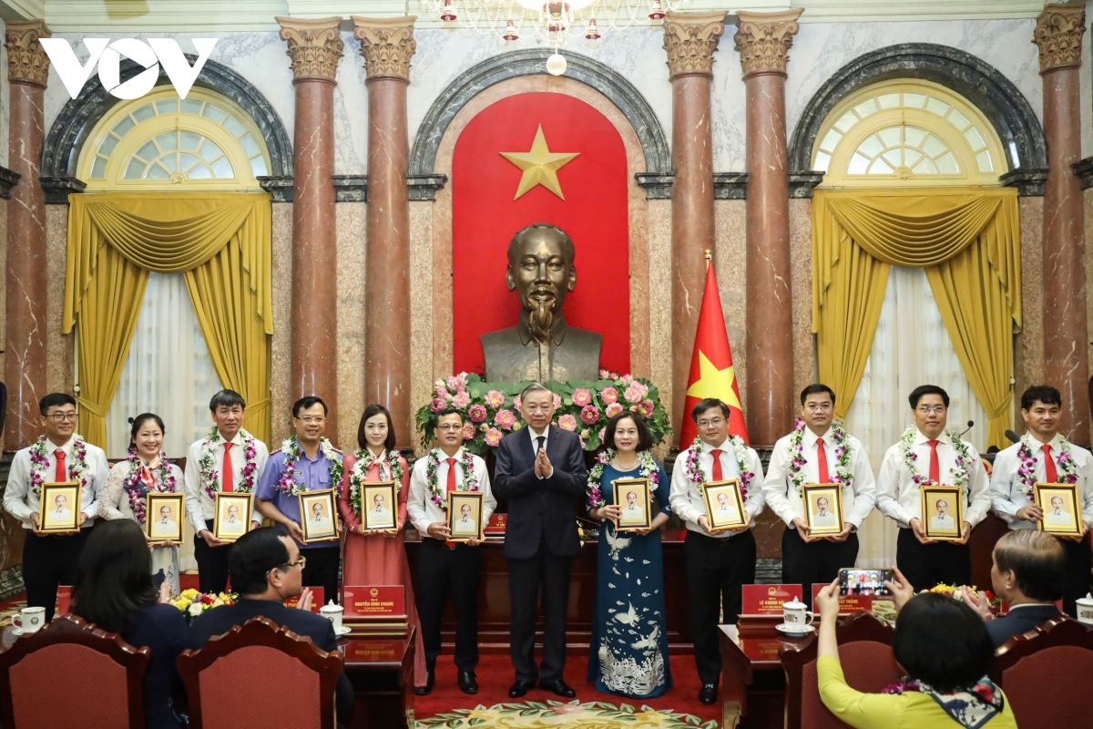 Tổng Bí thư, Chủ tịch nước Tô Lâm cher pr'hêl đoọng ha pêê đại biểu bêl tr'lưm mặt