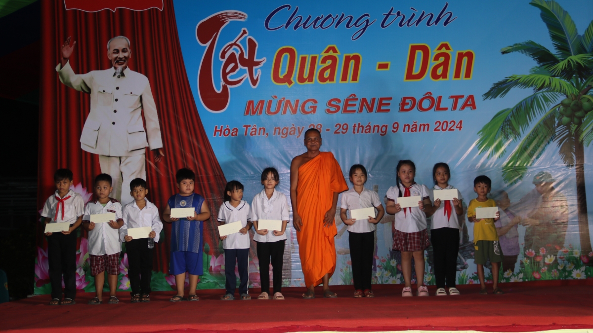 Trao học bổng cho học sinh vượt khó.
Ảnh: Thạch Trà Vinh/VOV ĐBSCL