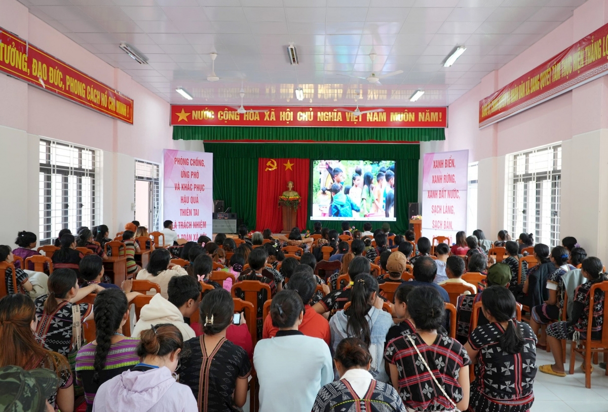 Hội LHPN huyện Tây Giang trình chiếu phóng sự liên quan công tác phòng chống thiên tai. Ảnh: T.Q