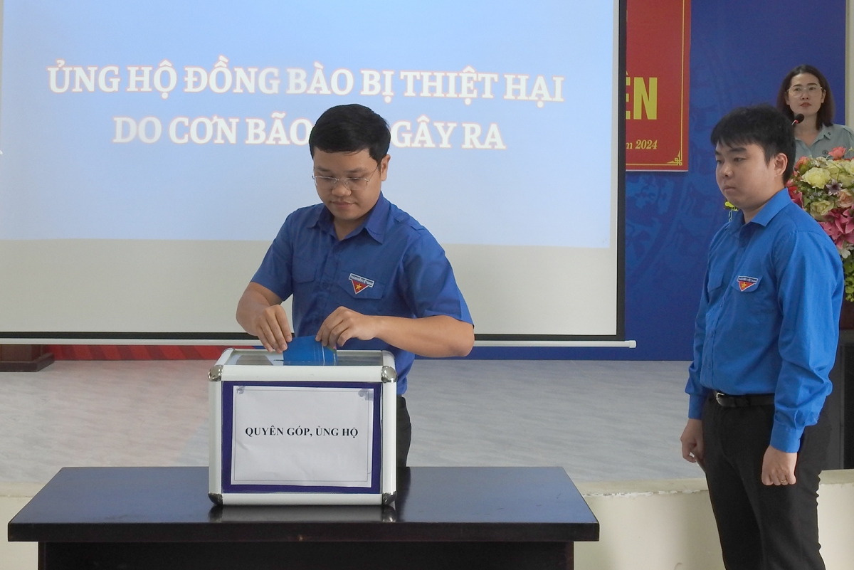 
‘Nhŏng Nguyễn Văn Mạnh, Phŏ Bí thư Anih jang Đoàn dêh char Kon Tum tơgŭm kon pơlei dôm dêh char găh Tu hơmet pơ ‘lơ̆ng hiong răm đơ̆ng ‘mi kial hơbŭt kơsô̆ 3