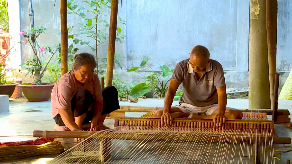 Vợ chồng bà Diệp Thi Som - một trong những hộ có nhiều thế hệ làm nghề dệt chiếu