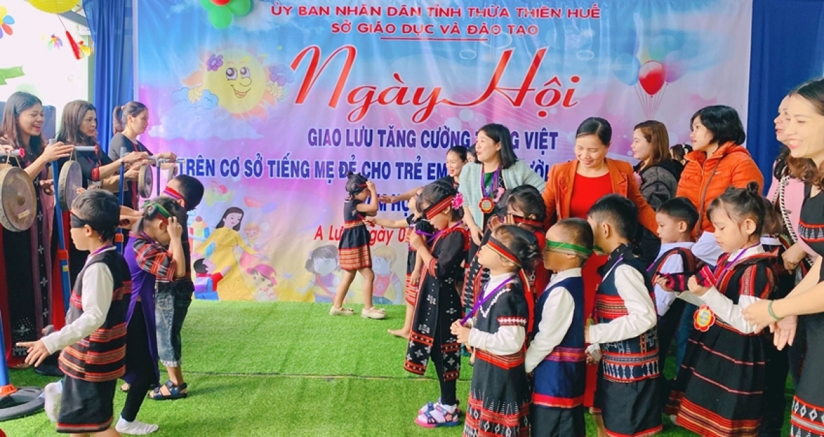 Trẻ em người dân tộc thiểu số tham gia ngày hội
giao lưu tăng cường tiếng Việt trên cơ sở tiếng mẹ đẻ. 