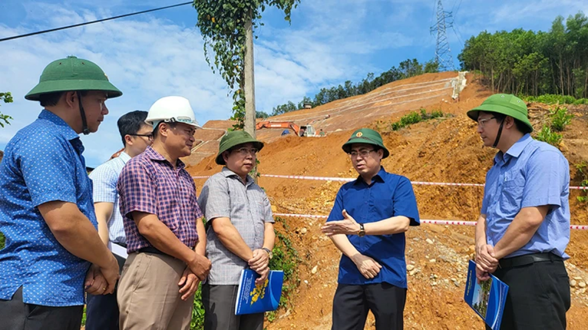 Chủ tịch Ủy ban nhân dân tỉnh Quảng Ngãi Nguyễn Hoàng Giang kiểm tra công tác ứng phó
sạt lở trên địa bàn huyện miền núi Sơn Hà.
Ảnh: Báo Nhân dân