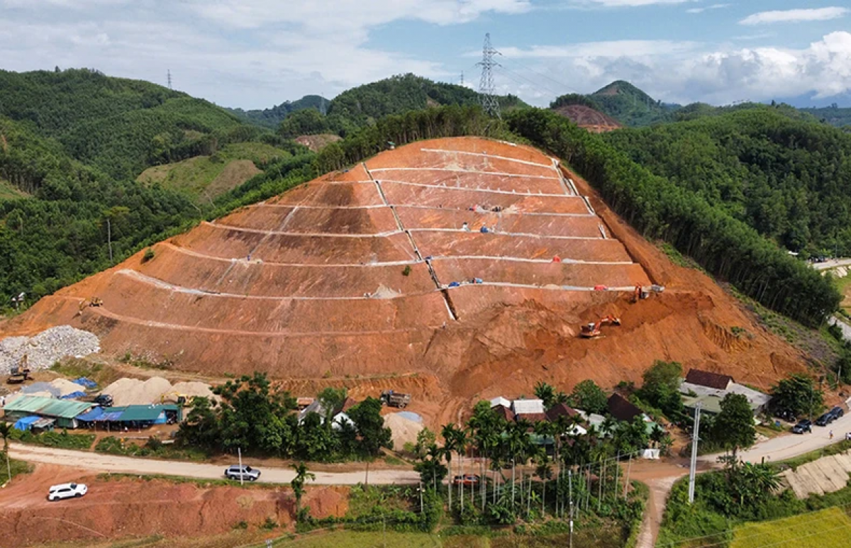 Điểm sạt lở tại núi Van Cà Vãi, thị trấn Di Lăng đang được huyện Sơn Hà khẩn trương
khắc phục nhằm bảo đảm an toàn cho người dân.
Ảnh: Báo Nhân dân