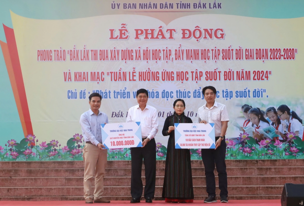 Trường Đại học Nha Trang trao 100 đầu sách tham khảo và 50.000 tài khoản truy cập thư viện số của Trường trong 5 năm và tặng Quỹ Khuyến học tỉnh Đắk Lắk 10 triệu đồng