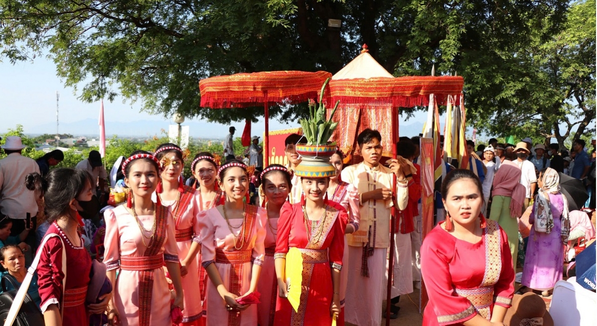 Đoàn kiệu rước y trang Po Klong Garai.