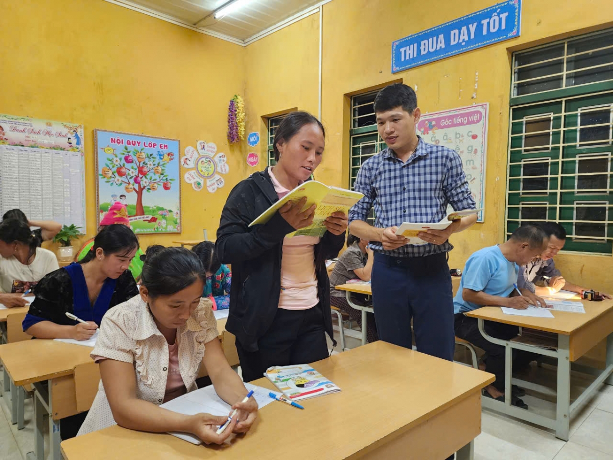 Thầy giáo Vũ Xuân Thi trực tiếp giảng dạy lớp học xóa mù chữ ở bản Cà Là