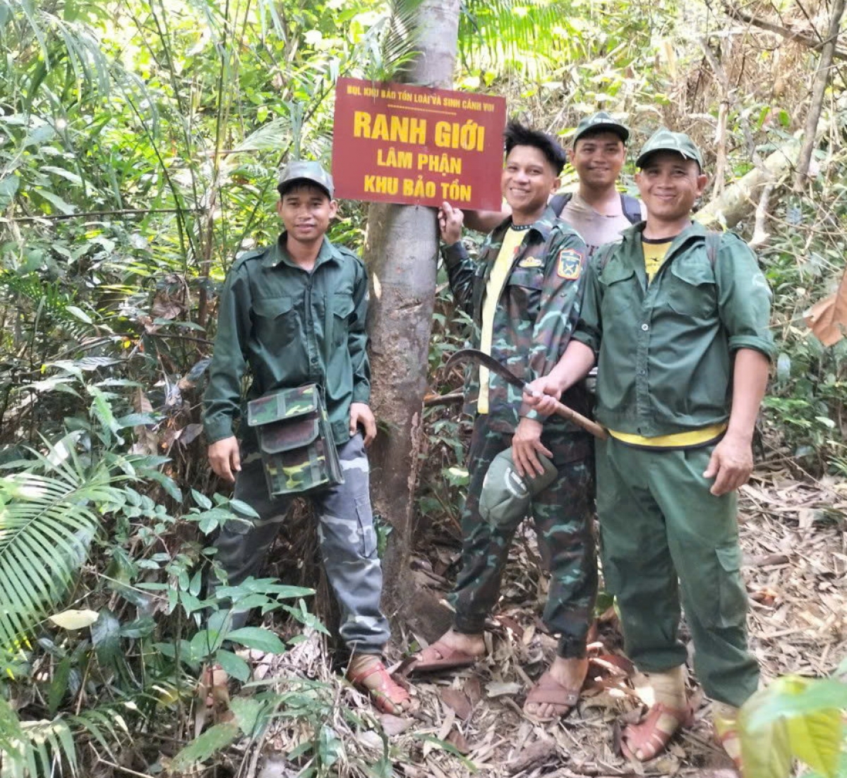 Người dân miền núi cao Nam Giang tuần tra bảo vệ rừng