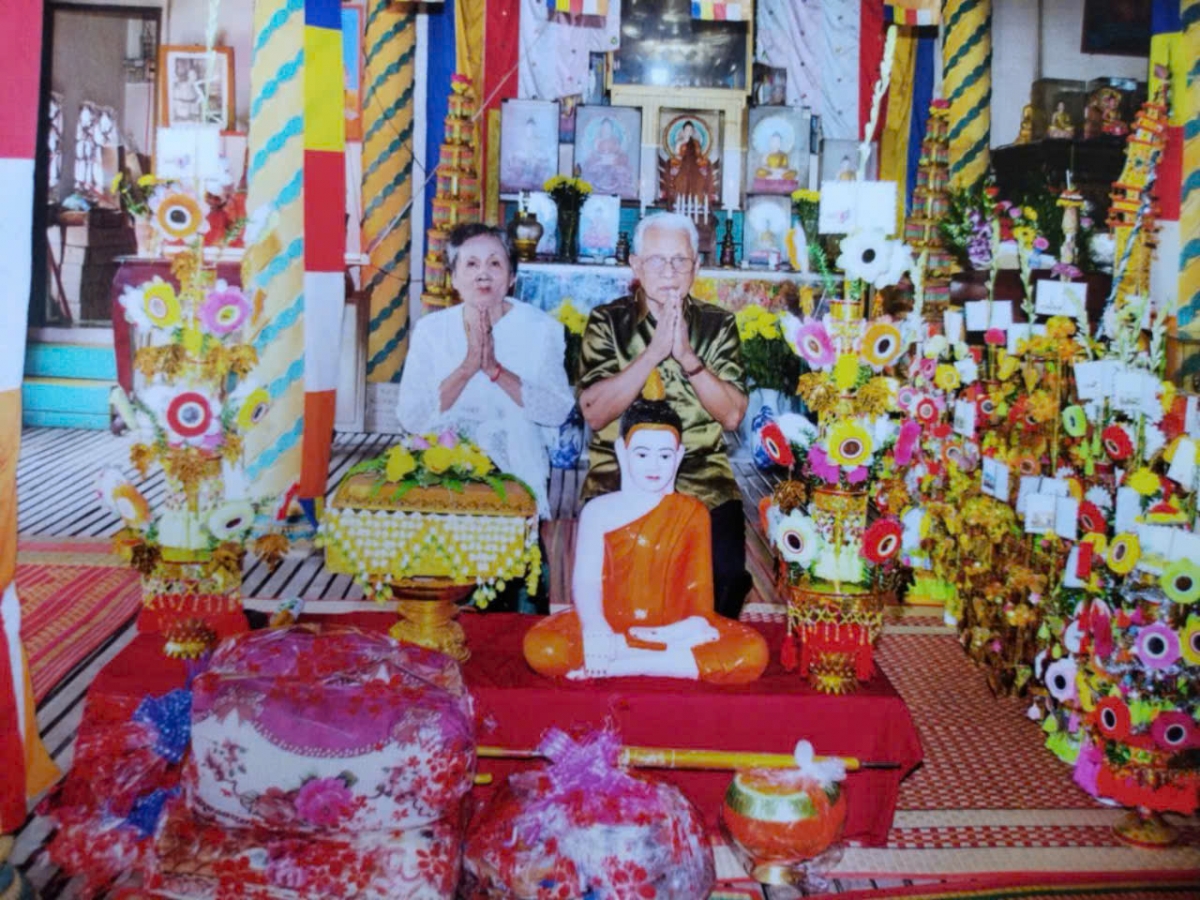 Một gia đình làm chủ Lễ Kathina cùng các phẩm vật dâng cúng cho nhà chùa